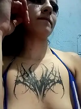 Snapshot of Anniee_x chatting on May 13, 1:47 am Anniee x online show from May 13, 1:47 am