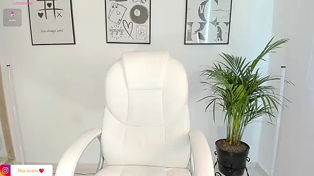 NiiaEvanss online show from March 12, 8:41 pm