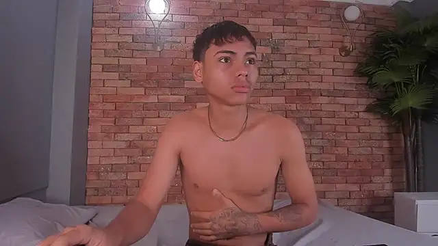 adam piarse01 online show from December 3, 9:13 pm