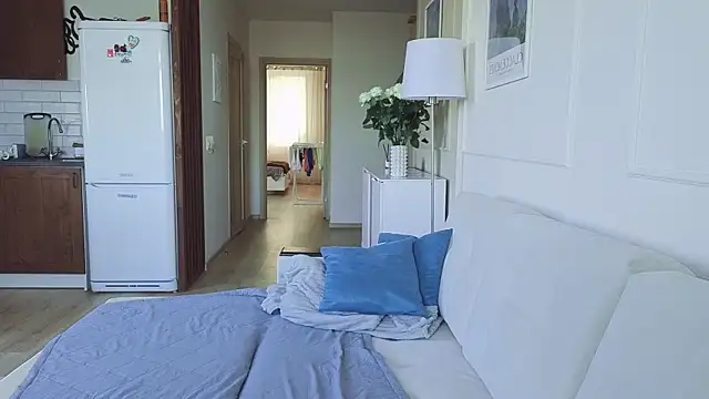 KristineEsme online show from October 26, 4:51 am