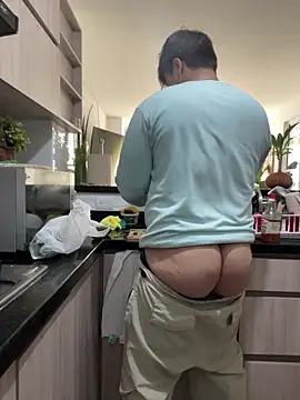 Snapshot of Thom_Ohtani chatting on October 28, 7:27 pm Thom Ohtani online show from October 28, 7:27 pm