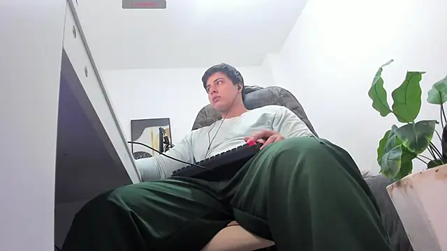 Snapshot of Thom_Ohtani chatting on November 18, 11:26 pm Thom Ohtani online show from November 18, 11:26 pm