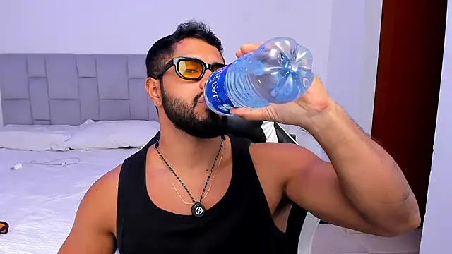 Santiago huntt online show from April 16, 9:39 pm