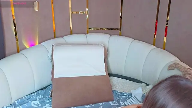 Snapshot of emilytrays chatting on June 29, 10:59 am emilytrays online show from June 29, 10:59 am