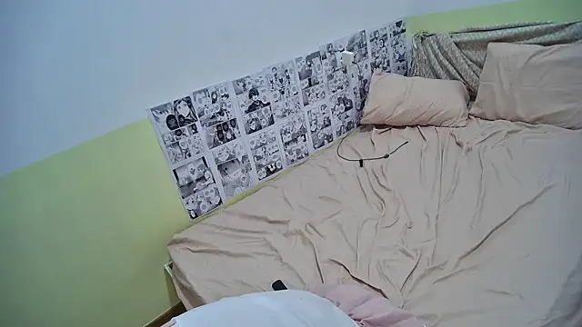 Snapshot of ashleyXthaur_ chatting on February 10, 9:58 pm ashleyXthaur online show from February 10, 9:58 pm