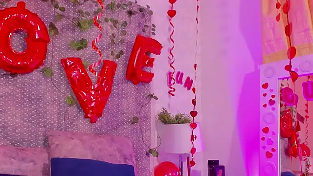 Snapshot of VeronicaOlson_ chatting on February 15, 5:51 am VeronicaOlson online show from February 15, 5:51 am