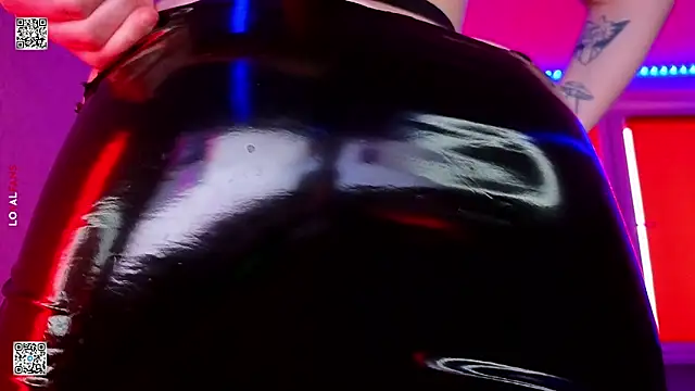 mon lola online show from April 8, 11:43 am