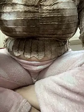 Snapshot of Red-Magic-25 chatting on February 15, 7:27 am Red-Magic-25 online show from February 15, 7:27 am