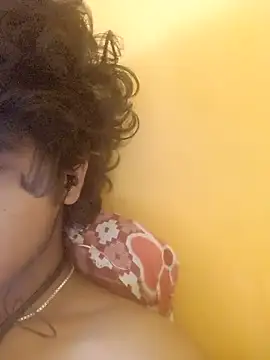 CosmicEmuu online show from March 27, 6:08 am