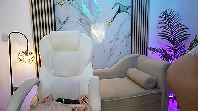 Emma Walkerr  online show from April 9, 7:08 pm