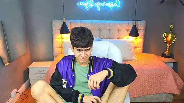 Tommy18   online show from March 9, 6:50 am