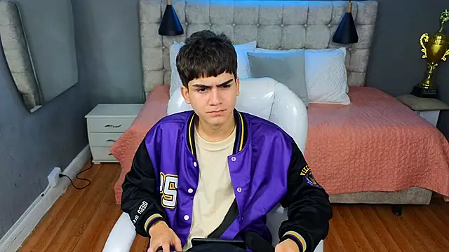 Tommy18   online show from March 11, 7:15 am