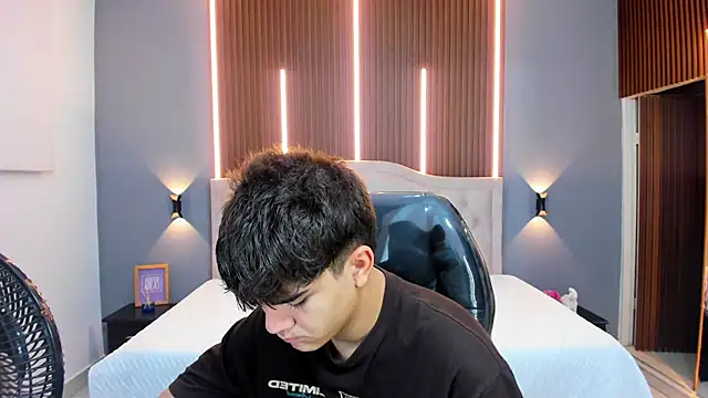 Tommy18   online show from October 16, 3:29 am