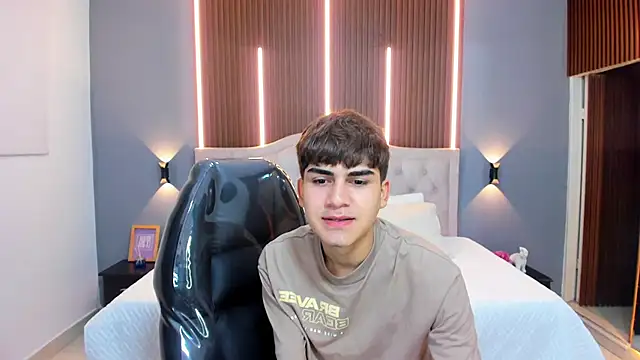 Tommy18   online show from October 17, 3:31 am