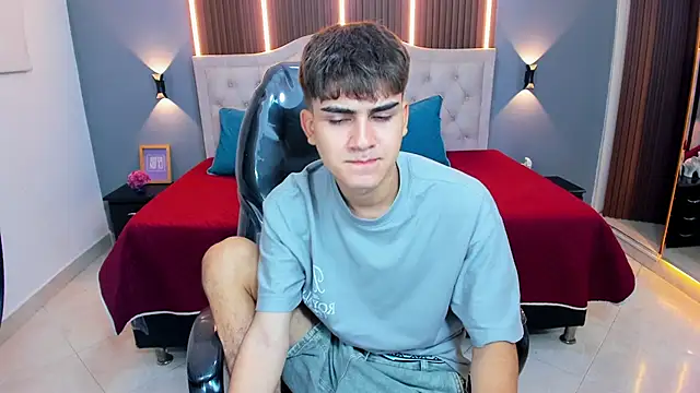 Tommy18   online show from February 10, 3:32 am