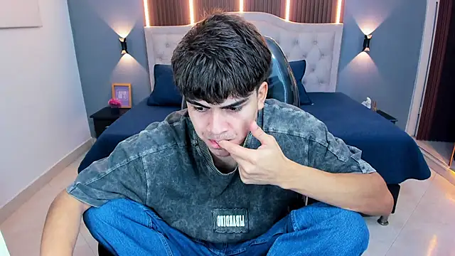 Tommy18   online show from April 19, 3:39 am