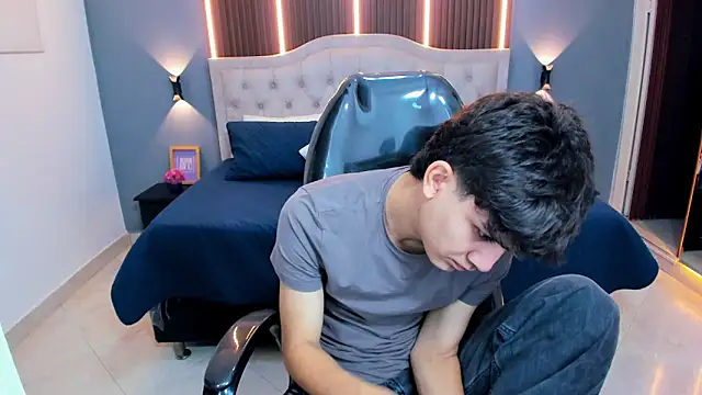 Tommy18   online show from April 22, 3:31 am