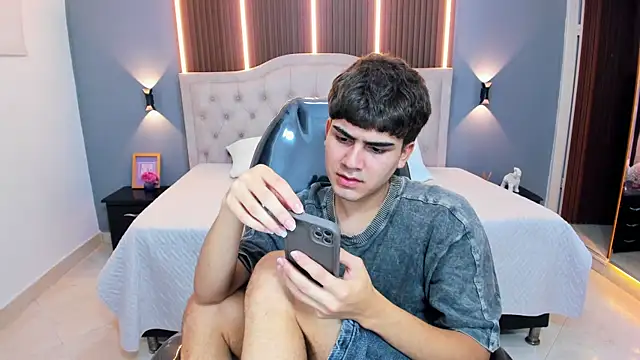 Snapshot of Tommy18__ chatting on June 24, 3:38 am Tommy18 online show from June 24, 3:38 am