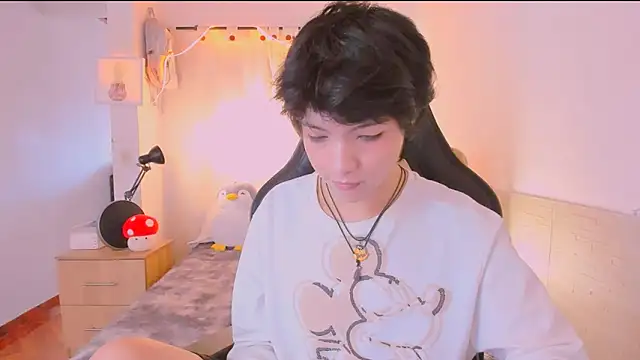 AllanYong18 online show from April 10, 1:27 pm