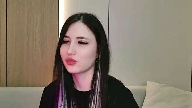 EmmaLawrens online show from April 5, 10:45 am