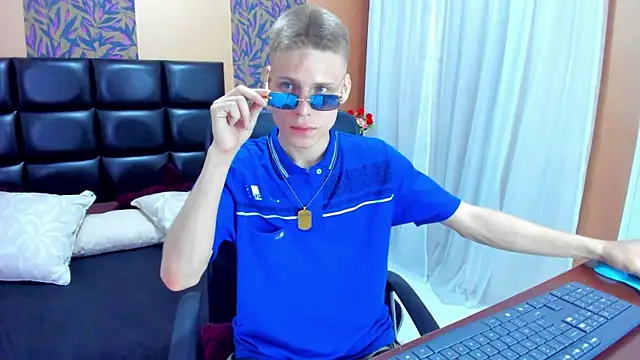 Snapshot of blondie_lover69 chatting on February 6, 8:56 pm blondie lover69 online show from February 6, 8:56 pm