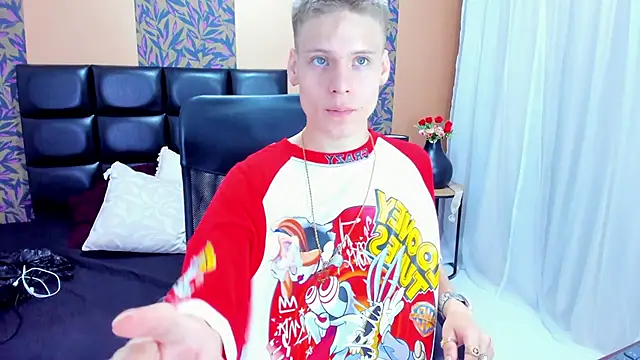 Snapshot of blondie_lover69 chatting on February 10, 7:28 pm blondie lover69 online show from February 10, 7:28 pm