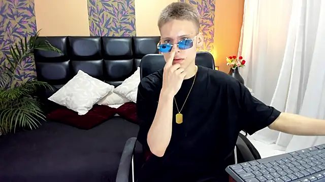 Snapshot of blondie_lover69 chatting on February 15, 7:28 pm blondie lover69 online show from February 15, 7:28 pm