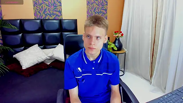 Snapshot of blondie_lover69 chatting on February 18, 7:41 pm blondie lover69 online show from February 18, 7:41 pm