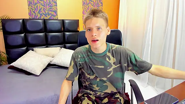 Snapshot of blondie_lover69 chatting on February 23, 8:11 pm blondie lover69 online show from February 23, 8:11 pm