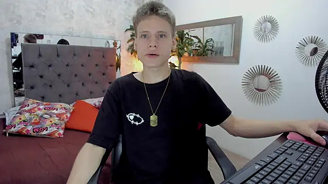 Snapshot of blondie_lover69 chatting on March 4, 7:43 pm blondie lover69 online show from March 4, 7:43 pm