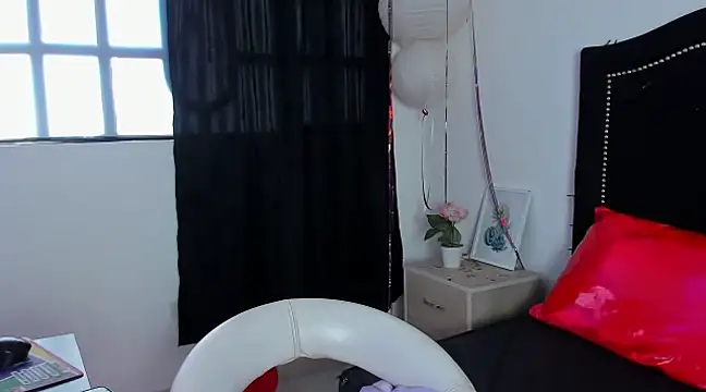 Cleo Hott online show from February 25, 2:11 pm