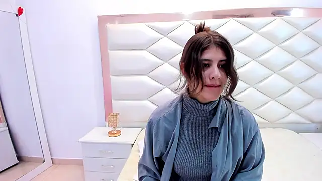 MiaQueen021 online show from February 20, 12:25 pm