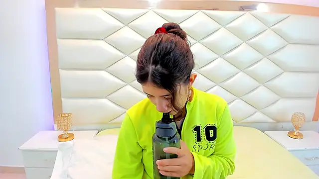 MiaQueen021 online show from February 21, 12:28 pm