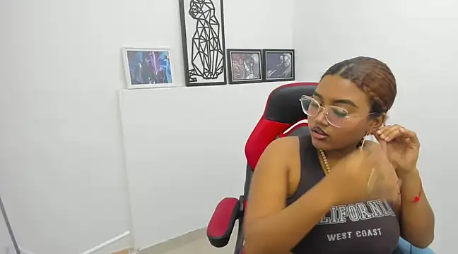 Snapshot of Sofia_Boobs19 chatting on January 14, 3:43 am Sofia Boobs19 online show from January 14, 3:43 am