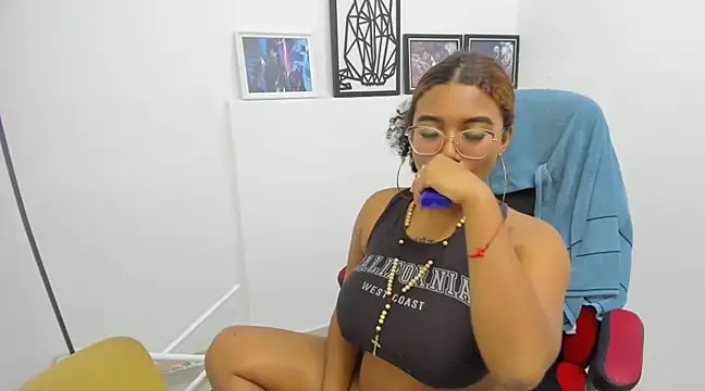 Snapshot of Sofia_Boobs19 chatting on January 14, 6:45 am Sofia Boobs19 online show from January 14, 6:45 am