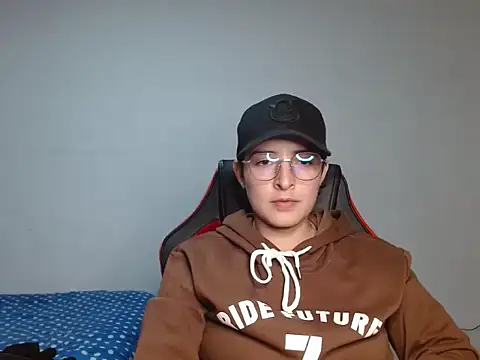 Snapshot of alex_parker07 chatting on February 9, 2:17 am alex parker07 online show from February 9, 2:17 am