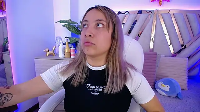 Snapshot of NyxAndria_1 chatting on January 24, 8:43 pm NyxAndria 1 online show from January 24, 8:43 pm