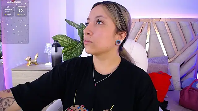 Snapshot of NyxAndria_1 chatting on March 18, 8:59 pm NyxAndria 1 online show from March 18, 8:59 pm