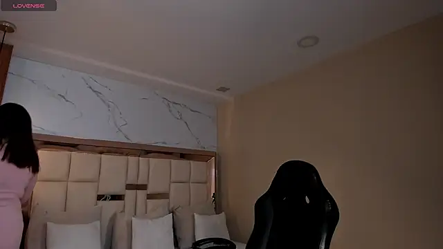 zoes milee online show from April 27, 11:30 am