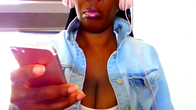 chocolatechipkukky85 online show from April 29, 8:59 pm