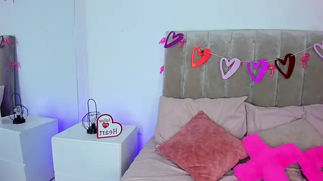 Snapshot of Dahlia_Rousse chatting on February 14, 8:37 pm Dahlia Rousse online show from February 14, 8:37 pm