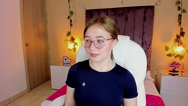 Snapshot of Dahlia_Rousse chatting on September 19, 10:21 pm Dahlia Rousse online show from September 19, 10:21 pm