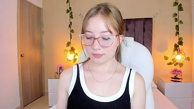 Snapshot of Dahlia_Rousse chatting on September 27, 8:36 pm Dahlia Rousse online show from September 27, 8:36 pm