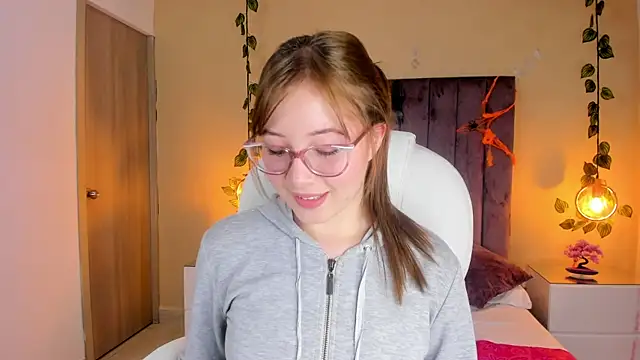 Snapshot of Dahlia_Rousse chatting on October 10, 9:47 pm Dahlia Rousse online show from October 10, 9:47 pm