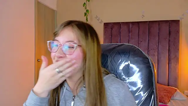 Snapshot of Dahlia_Rousse chatting on April 10, 5:56 am Dahlia Rousse online show from April 10, 5:56 am