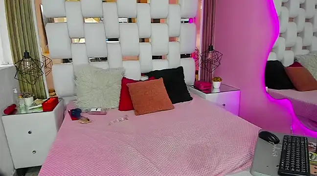 SolEvanss online show from March 8, 5:33 pm