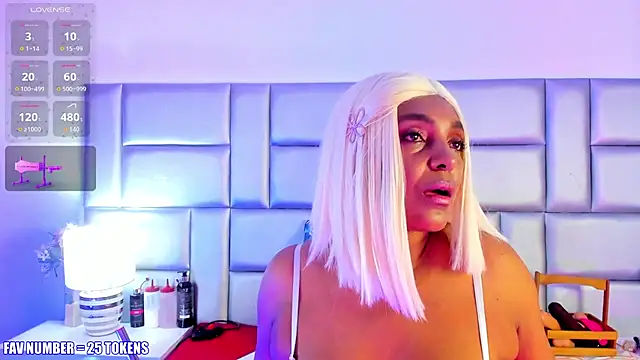 Snapshot of LovelyNickii chatting on November 19, 1:00 pm LovelyNickii online show from November 19, 1:00 pm