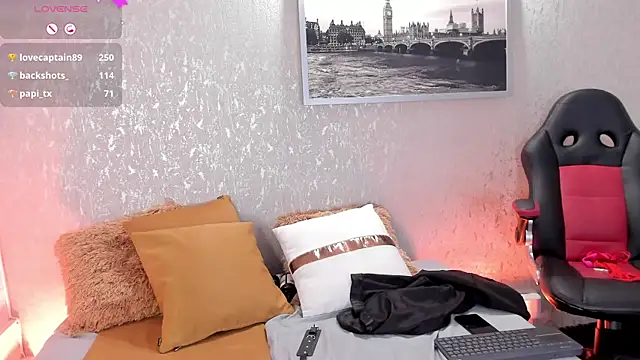 Snapshot of Luxury_Woman chatting on March 18, 3:09 am Luxury Woman online show from March 18, 3:09 am