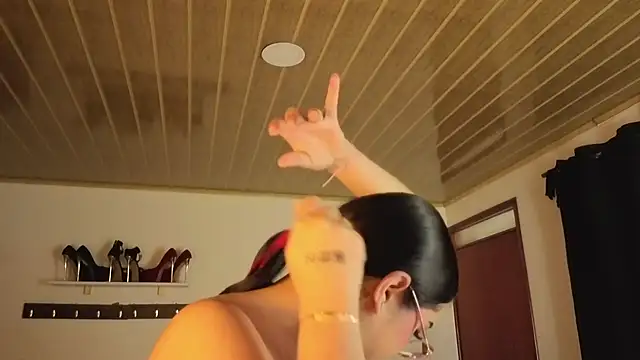 Renaxi Smith online show from November 23, 7:46 pm