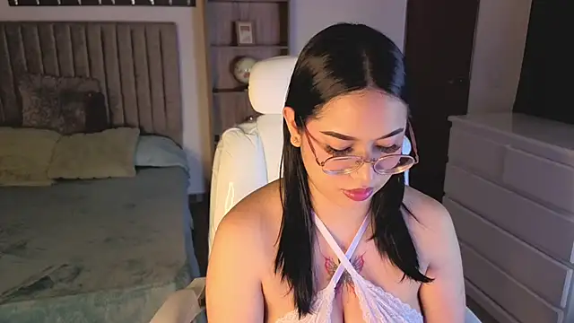 Renaxi Smith online show from February 20, 7:47 pm